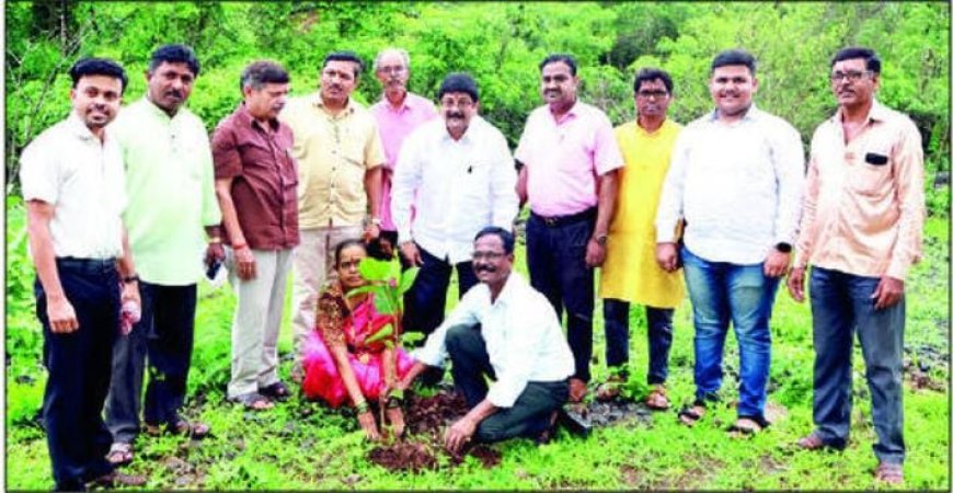 निवृत्त ग्रामविकास अधिकारी रवींद्र पाटील यांनी  ६०व्या वाढदिवशी लावली ६० रोपे