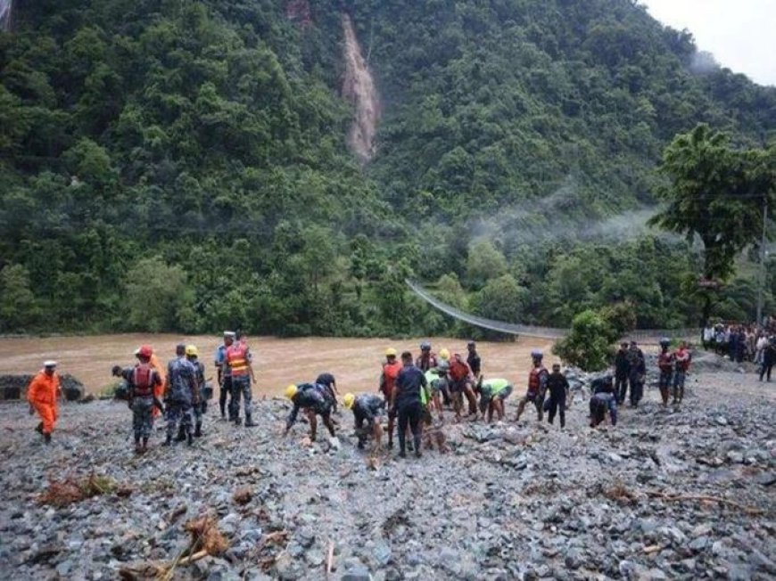 नेपाळमध्ये भूस्खलनामुळे दोन बस नदीत वाहून गेल्या; 63 प्रवासी बेपत्ता