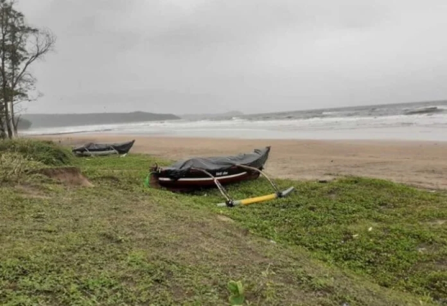 गुहागर समुद्रात मासेमारी नौका बुडाली