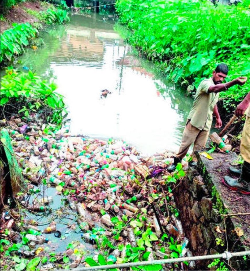 चिपळूण : पूर ओसरल्यानंतर गटारांमध्ये प्लास्टिक बाटल्यांचा खच