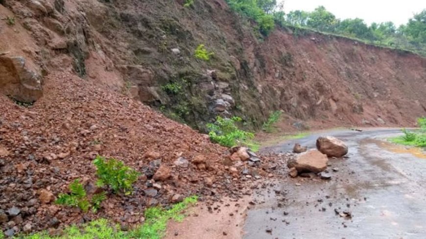 वाघबीळ घाटात महामार्गाची बाजूपट्टी खचली