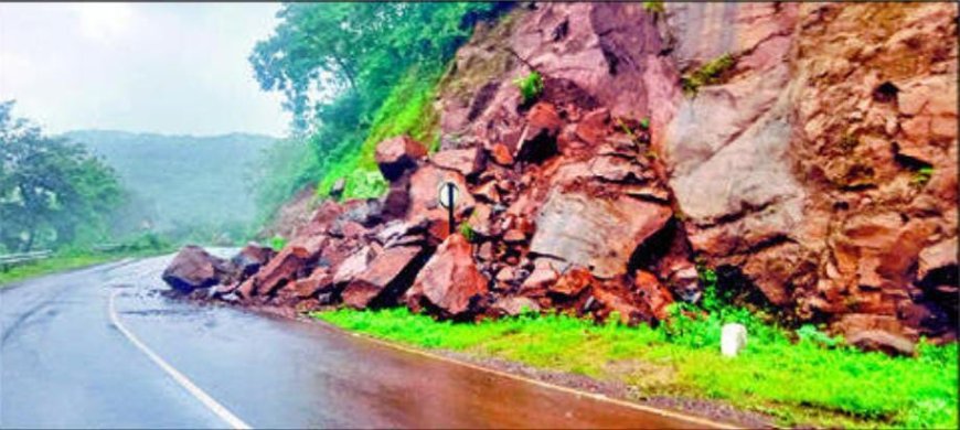 पांगरी घाटात  सलग दुसऱ्या दिवशी दरड कोसळली; वाहतूक विस्कळीत