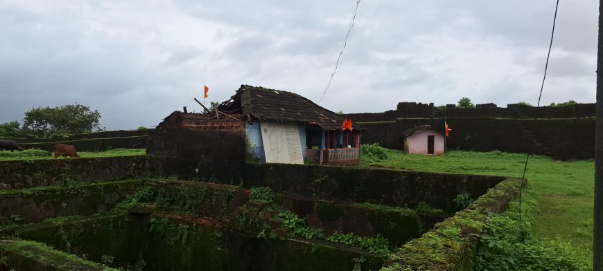 रत्नागिरी : जयगड किल्ला येथील श्रीगणेश मंदिर आणि श्रीहनुमान मंदिर यांचे मुसळधार पावसात मोठे नुकसान; तत्काळ दुरुस्तीची केंद्रीय पुरातत्त्व खात्याकडे मागणी