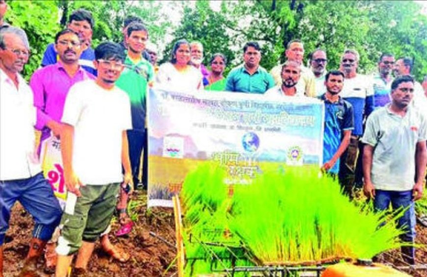 संगमेश्वर : सरंद येथे शेतकऱ्यांना भात लावणी यंत्राचे प्रात्यक्षिक