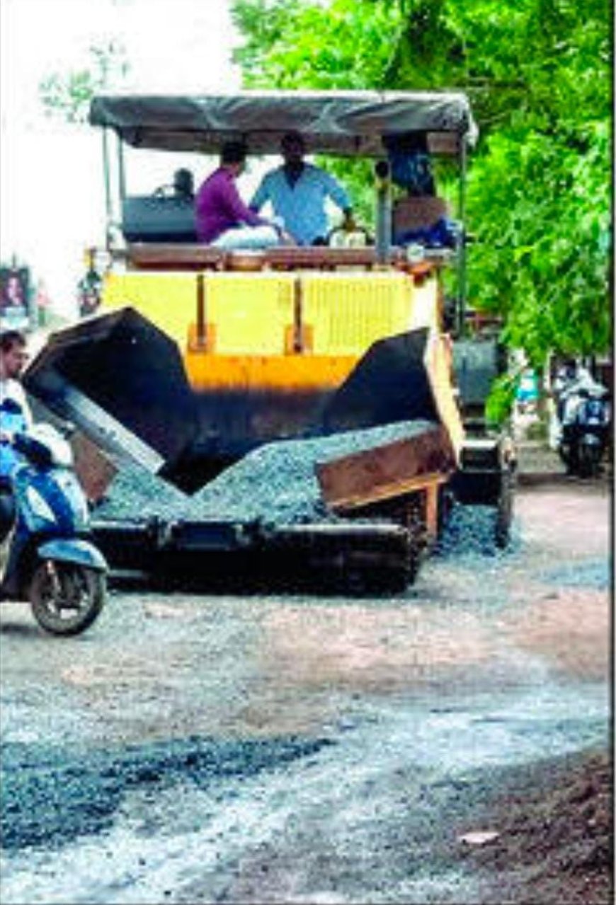 रत्नागिरी शहरातील मुख्य रस्त्यावरील खड्ड्यांवर तात्पुरते कारपेट पॅच