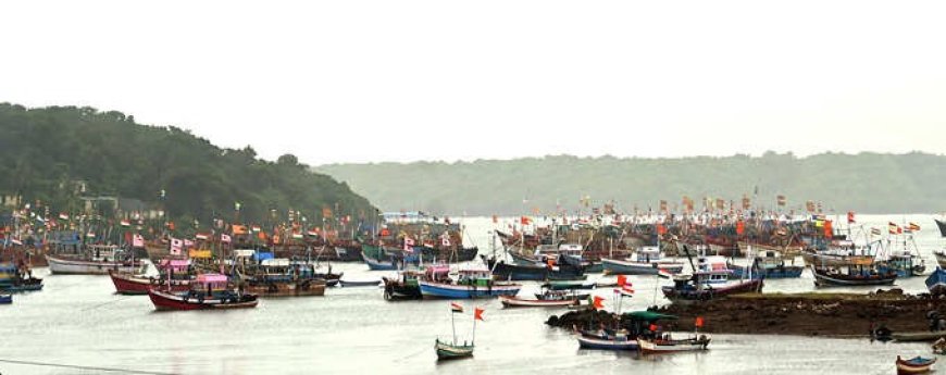 समुद्रात वादळसदृश परिस्थिती; हजारो नौका बंदरात विसावल्या