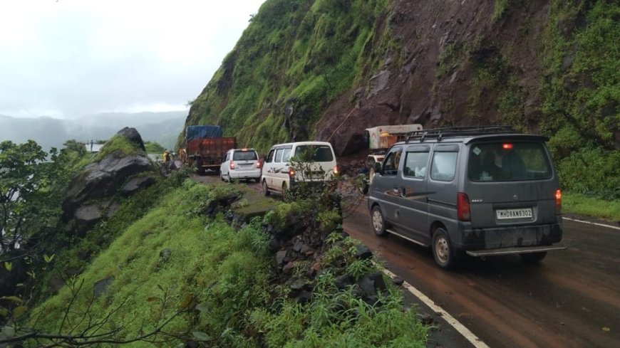 तब्बल 60 तासानंतर अणुस्कुरा घाट वाहतुकीसाठी खुला, घाटातून धिम्या गतीने वाहतूक सुरु