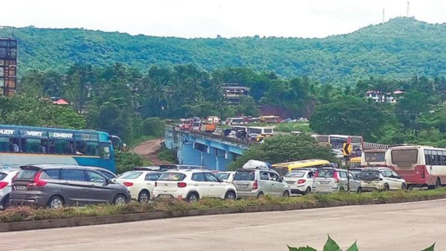 चाकरमान्यांची कोकण रेल्वेसह महामार्गावर रीघ..मुंबई-गोवा महामार्ग वाहनांनी हाऊसफुल्ल!