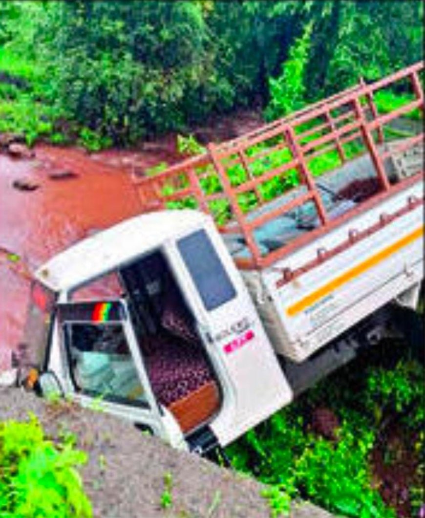 करबुडे-उक्षी मार्गावर बोलेरो कोसळला पऱ्यात; चालक जखमी