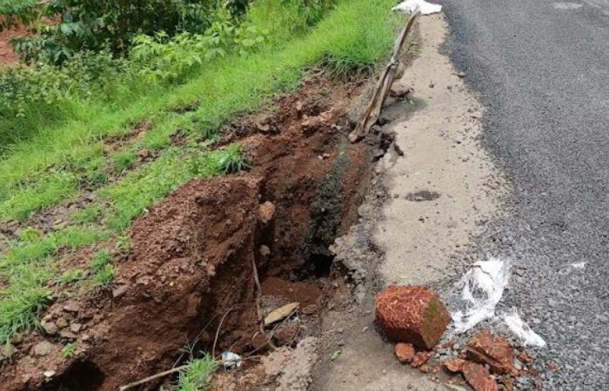 मंडणगड रस्त्याची साईट पट्टी खचली