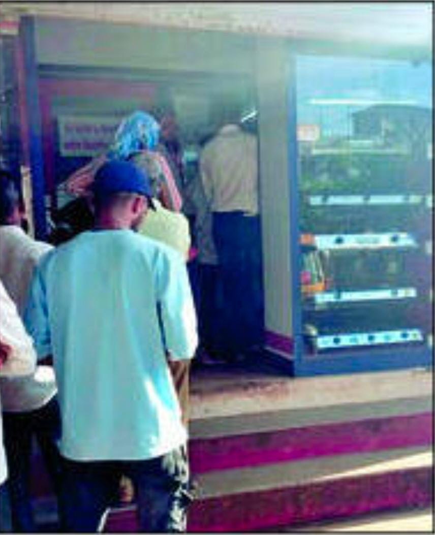 Queue outside agency to take domestic cylinder in Ratnagiri despite booking