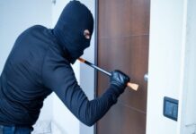 Khed Crime News: खेडमध्ये घरफोडी; एकाच इमारतीतील २ फ्लॅट फोडून सुमारे ८ लाखांचा ऐवज लांबवला