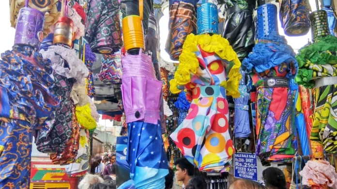 images_1528364352653_raincoat_and_umbrella_market1