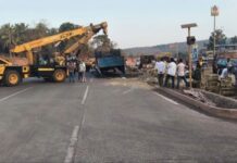 बावनदीनजीक कोळशाने भरलेला डंपर उलटला!