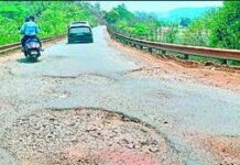 संगमेश्वर-फुणगूस पूल जोडस्त्याची चाळण! पावसाळ्यापूर्वी खड्डे न बुजवल्यास आंदोलनाचा इशारा