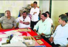 Lanja Electricity Crisis: लांजात विजेचा लपंडाव! संतप्त उपनगराध्यक्ष आणि नगरसेवकांचा महावितरणवर हल्लाबोल; अधिकाऱ्यांना घातला घेराव