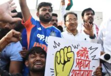 Abhijeet Dipke : ‘कॉक्रोच जनता पार्टी’च्या आंदोलनाचे पोलिसांकडून व्हिडीओ रेकॉर्डिंग
