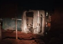 Mumbai Goa Highway Accident: बावनदी येथे कोळसा वाहतूक करणारा ट्रक पलटी