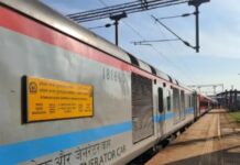 खेडजवळ धावत्या मांडवी एक्सप्रेसमधून तिघांची उडी; महिलेचा जागीच मृत्यू, दीड वर्षाच्या चिमुरड्यासह पुरुष गंभीर