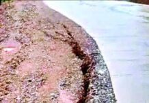 Khadikolwan Road Damage: खडीकोळवण गावातील रस्ता खचला; अपघाताचा धोका वाढल्याने नागरिक चिंतेत