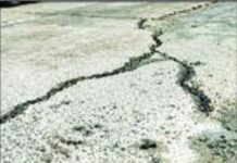 Bhoste Ghat Cracks: भोस्ते घाटात रस्त्याला मोठ्या भेगा; ठेकेदाराकडून तात्पुरती मलमपट्टी