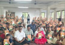 कोळंबे हायस्कूलमध्ये विद्यार्थ्याना वह्या वाटप: देवेंद्र फडणवीस यांच्या वाढदिवसानिमित्त भाजपाचा उपक्रम