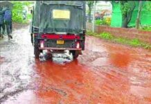 Chiplun Railway Station Road: चिपळूण रेल्वे स्थानकाकडे जाणारा मुख्य रस्ता खड्डेमय; चिखलाच्या साम्राज्यामुळे प्रवाशांचे हाल