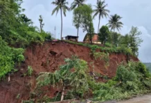 Sangameshwar Landslide Risk: कोळंबे हायस्कूलमागील दरड कोसळली; महामार्ग ठेकेदाराच्या निष्काळजीपणामुळे ४०० विद्यार्थ्यांचा जीव धोक्यात