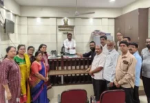 Ratnagiri Stray Cattle Menace: महामार्गावर मोकाट गुरांचा वाढता वावर; अपघातांच्या धोक्यावर नियंत्रण मिळवण्यासाठी युवासेनेचे उपविभागीय अधिकाऱ्यांना निवेदन