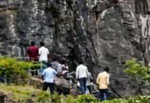 Iphone Dispute Suicide Chhatrapati Sambhajinagar: आयफोनच्या हप्त्यांवरून वाद; मुलाला वाचवताना आई-वडिलांचाही खवड्या डोंगरावरून कोसळून मृत्यू