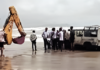Ratnagiri Beach News: नेवरे-काजीरभाटी समुद्रकिनाऱ्यावर पर्यटकांची स्टंटबाजी अंगाशी; वाळूत रुतलेली गाडी तब्बल ४ तासांनंतर जेसीबीने काढली बाहेर