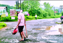 Dervan Road Potholes: डेरवण रस्त्याची खड्ड्यांमुळे चाळण; जांभ्याची खडी अन माती टाकून तात्पुरती मलमपट्टी