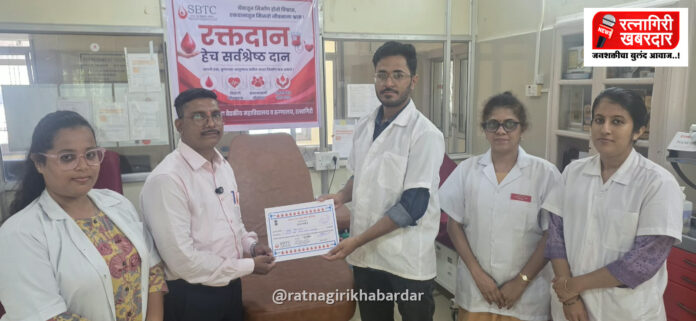 रत्नागिरीतील शासकीय रक्तपेढीत रक्ताचा तुटवडा; डेंग्यूच्या वाढत्या रुग्णांमुळे रक्ताची मागणी वाढली रत्नागिरीतील शासकीय रक्तपेढीत रक्ताचा तुटवडा; डेंग्यूच्या वाढत्या रुग्णांमुळे रक्ताची मागणी वाढली