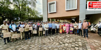रत्नागिरी स्वच्छ ठेवणाऱ्या कष्टकरी हातांना गणेशोत्सवाची भेट; नगरपरिषदेच्या सर्व कामगारांना 'गणेशोत्सव किट'चे वाटप
