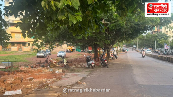 रत्नागिरीत अनधिकृत टपऱ्यांवरील कारवाईने मारुती मंदिर परिसर मोकळा; नागरिकांकडून स्वागत रत्नागिरीत अनधिकृत टपऱ्यांवरील कारवाईने मारुती मंदिर परिसर मोकळा; नागरिकांकडून स्वागत