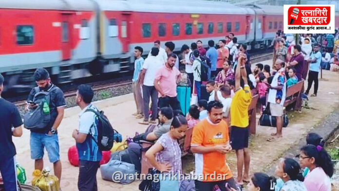 गणेशोत्सवानंतर चाकरमान्यांचा कोकणातून परतीचा प्रवास सुरू; स्थानकांवर चाकरमान्यांची गर्दी, गावे पडली सुनी
