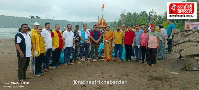 मांडवी किनारा स्वच्छता मोहिमेत मराठी पत्रकार परिषदेचा सक्रिय सहभाग; पत्रकारांनी प्रत्यक्ष श्रमदान करत जपली सामाजिक बांधिलकी