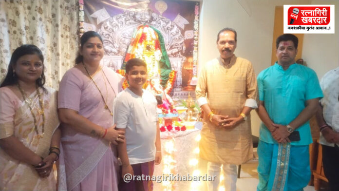 नगरसेवक विजय खेडेकर व नगरसेविका वैभवी खेडेकर यांनी घेतले शहरातील प्रतिष्ठित नागरिकांच्या घरच्या गणरायाचे दर्शन