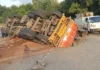 Truck Accident Ratnagiri: कापडगाव येथील अवघड वळणावर ट्रक उलटला