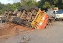 Truck Accident Ratnagiri: कापडगाव येथील अवघड वळणावर ट्रक उलटला