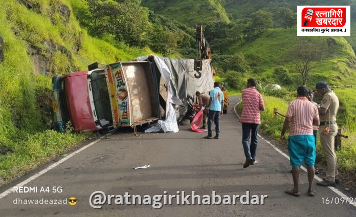 Anuskura Ghat Accident: अनुस्कुरा घाटात आयशर टेम्पो पलटी; ब्रेक फेल झाल्याने अपघात, २० प्रवासी थोडक्यात वाचले Anuskura Ghat Accident: अनुस्कुरा घाटात आयशर टेम्पो पलटी; ब्रेक फेल झाल्याने अपघात, २० प्रवासी थोडक्यात वाचले