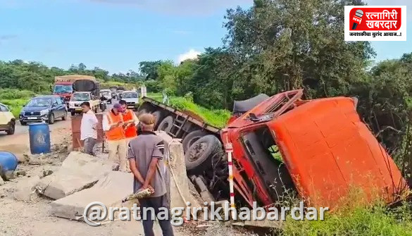 Bhoste Ghat Accident: भोस्ते घाटात २५० फूट खोल दरीत केमिकल टँकर कोसळला; चालक सुखरूप बचावला Bhoste Ghat Accident: भोस्ते घाटात २५० फूट खोल दरीत केमिकल टँकर कोसळला; चालक सुखरूप बचावला