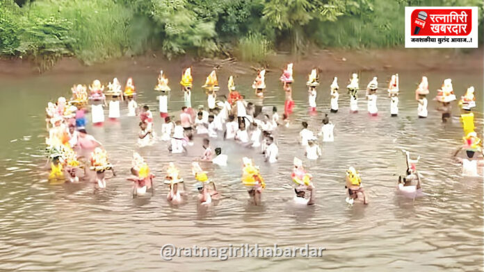 Chiplun Gowalkot Ganesh Visarjan: वाशिष्ठी नदीच्या पात्रात मानवी रिंगण; गोवळकोटवासियांनी बाप्पाला दिला अनोखा निरोप