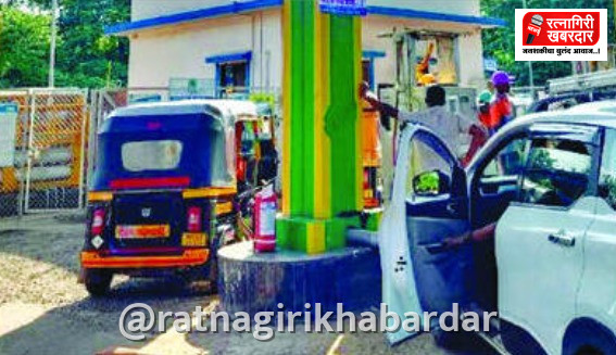CNG Shortage in Ratnagiri: सणासुदीत सीएनजीचा तुटवडा; सीएनजीसाठी पंपांवर रांगाच रांगा CNG Shortage in Ratnagiri: सणासुदीत सीएनजीचा तुटवडा; सीएनजीसाठी पंपांवर रांगाच रांगा