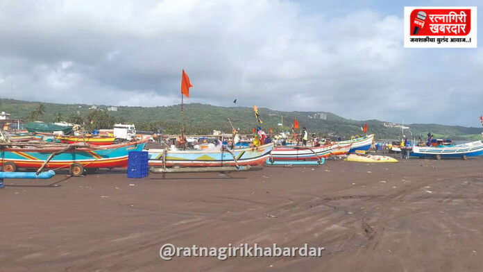 Dapoli News: हर्णे बंदरात केरळ धर्तीवरील 'खांद्याची' मासेमारी यशस्वी; स्थानिक तरुणांना रोजगाराचा नवा पर्याय Dapoli News: हर्णे बंदरात केरळ धर्तीवरील 'खांद्याची' मासेमारी यशस्वी; स्थानिक तरुणांना रोजगाराचा नवा पर्याय