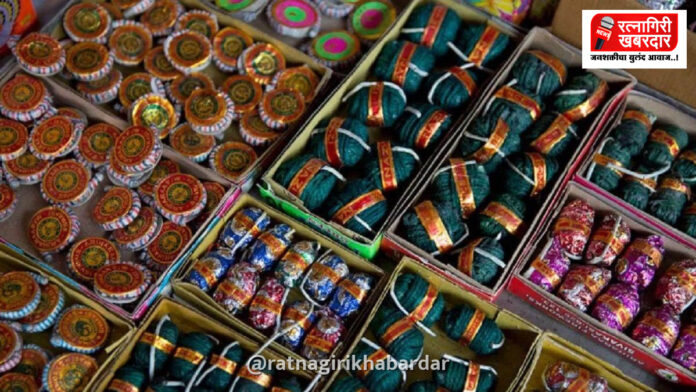 Devrukh Crackers Seized: देवरूखात अनधिकृत फटाके विक्रीवर नगरपंचायतीची धडक कारवाई; ३ व्यापाऱ्यांचा साठा जप्त