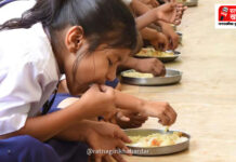 FDA Inspection Ratnagiri School : एफडीएच्या अचानक तपासणीनंतर धान्याचा दर्जा सुधारला; शाळांमध्ये पोहोचतोय स्वच्छ तांदूळ FDA Inspection Ratnagiri School : एफडीएच्या अचानक तपासणीनंतर धान्याचा दर्जा सुधारला; शाळांमध्ये पोहोचतोय स्वच्छ तांदूळ