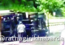 Kashedi Ghat Container Accident: कशेडी घाटात ओल्या मच्छीने भरलेला कंटेनर उलटला Kashedi Ghat Container Accident: कशेडी घाटात ओल्या मच्छीने भरलेला कंटेनर उलटला