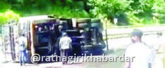 Kashedi Ghat Container Accident: कशेडी घाटात ओल्या मच्छीने भरलेला कंटेनर उलटला Kashedi Ghat Container Accident: कशेडी घाटात ओल्या मच्छीने भरलेला कंटेनर उलटला