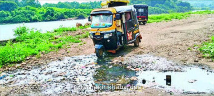 Khed News: जगबुडी नदीकाठच्या बंदर रोडची दुरवस्था; खड्डे आणि सांडपाण्यामुळे नागरिक त्रस्त